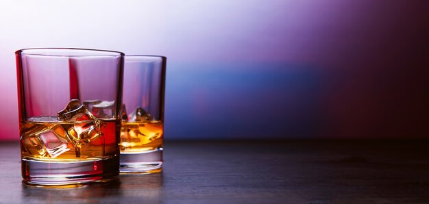 Whisky mit Eis in modernen Gläsern