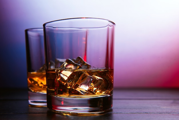 Whisky mit Eis in modernen Gläsern