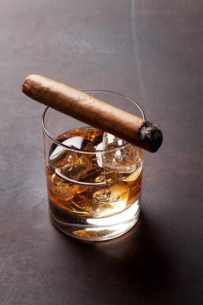 Whisky mit Eis und Zigarre