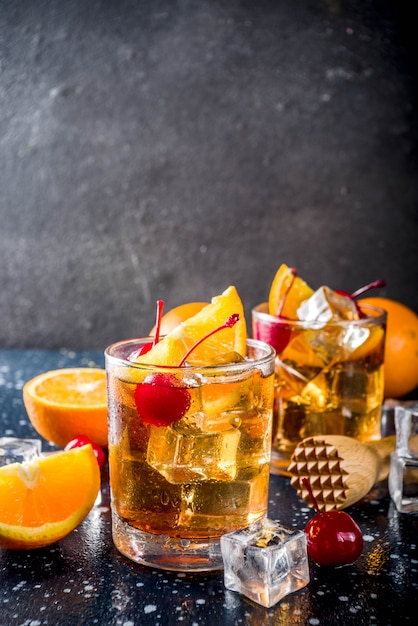 Whisky con naranja y cerezas cocktail