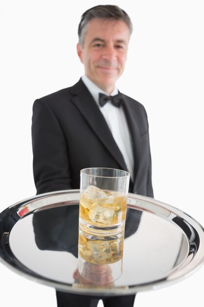 Whisky en las rocas en una bandeja de plata