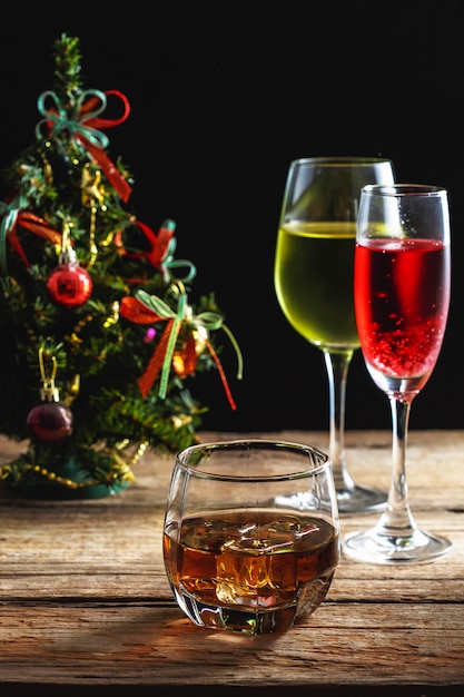 Whisky und Cocktail am Weihnachtstag auf Holztisch