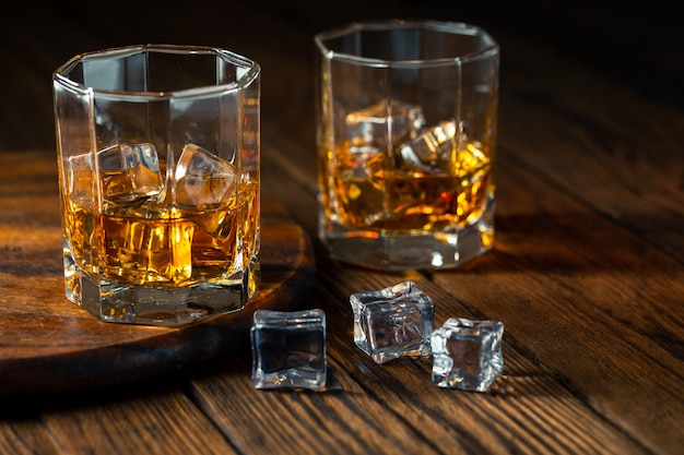 Whisky en vaso con hielo