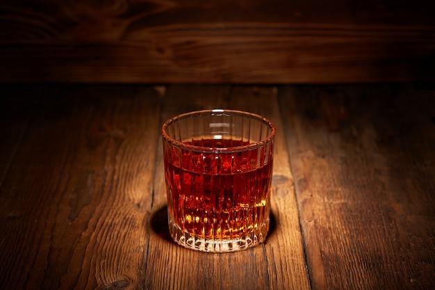 Whisky en un vaso de mesa de madera