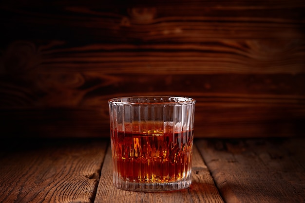 Whisky en un vaso de mesa de madera