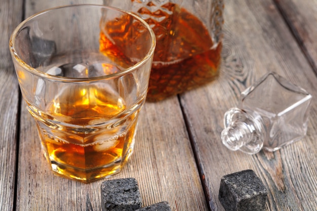 Whiskygetränk im Glas mit Stein. Alkohol
