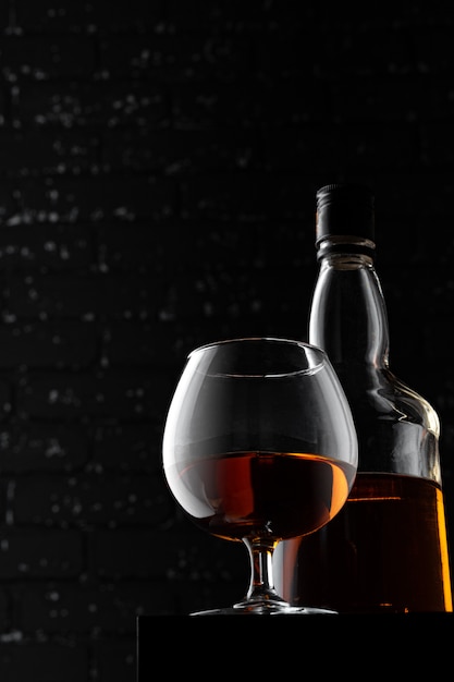 Whiskyglas gegen dunkelschwarze Schmutzwand