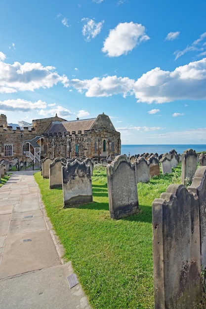 Whitby Kirchhof und Friedhof in North Yorkshire im Vereinigten Königreich. Es ist die Ruine der Benediktinerabtei. Jetzt steht es unter dem Schutz des englischen Erbes.