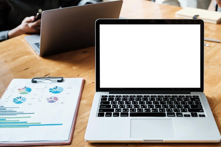 Foto white blank screen tablet on modern working desk with business working on background