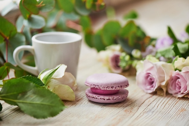 White Cup lila Kuchen Makronen frische Blumen