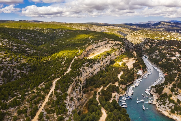 Foto white iates em calanque de port miou, um dos maiores fiordes entre marselha e cassis, frança.