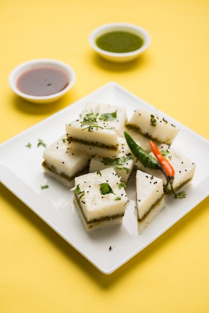 White Sandwich Dhokla ist ein indischer herzhafter Snack aus Kichererbsenmehl oder Reismehl, Ursprung in Gujarat. Serviert mit grünem und Tamarinden-Chutney. selektiver Fokus