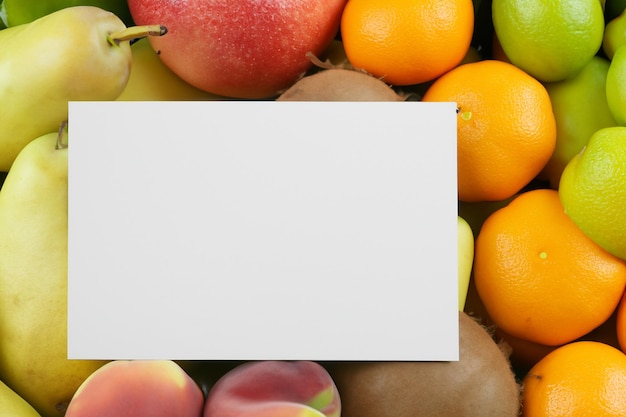 Whitepaper-Mockup, angereichert mit frischem Obst, schafft ein visuelles Fest mit gesundem Design und Lebendigkeit