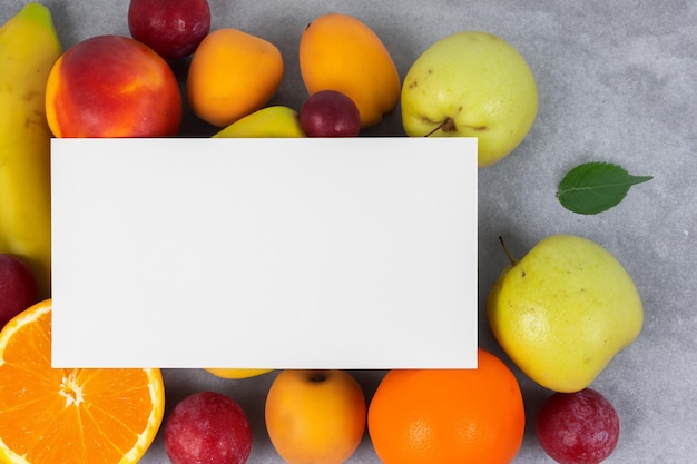 Whitepaper-Mockup, angereichert mit frischem Obst, schafft ein visuelles Fest mit gesundem Design und Lebendigkeit