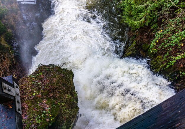 Foto whitewater explota en las cataratas tumwater más bajas en el estado de washington.