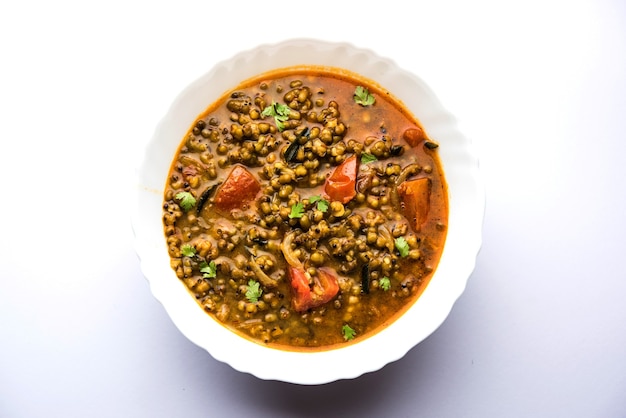 Whole Green Moong Dal fry ou Whole Mung bean Tadka servido em uma tigela. foco seletivo