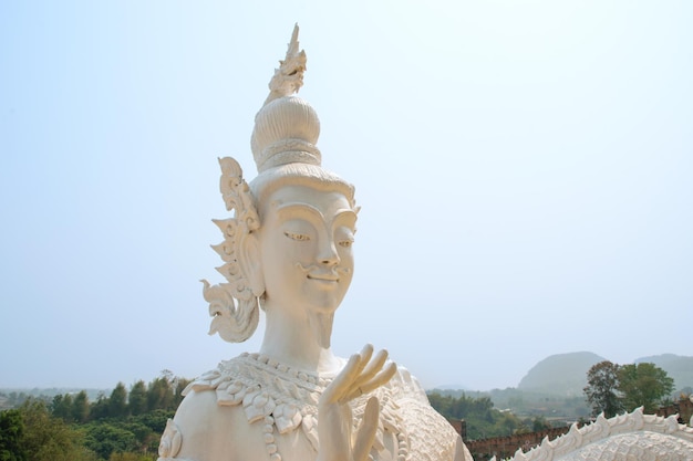 Whte Buddha en el templo chino Wat Hyua Pla Kang en Chiang Rai
