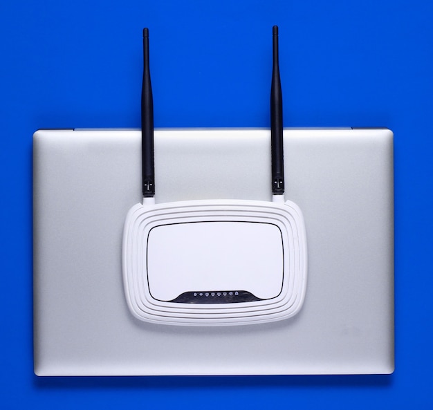 Wi-Fi-Router, Laptop auf blauem Hintergrund