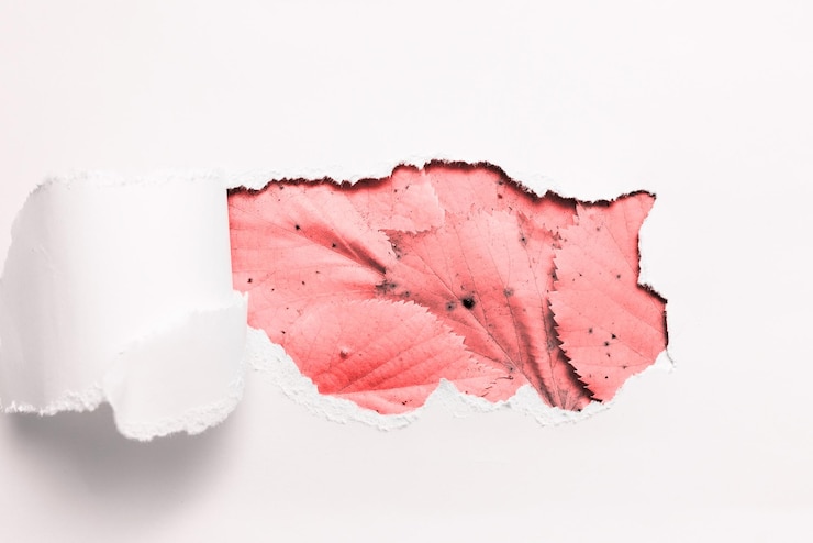 Foto wichtige informationen unter zerrissenem blatt papier geschrieben wichtige ankündigung unter zerrissenem briefpapier kritische daten unter zerrissenem arbeitsblatt