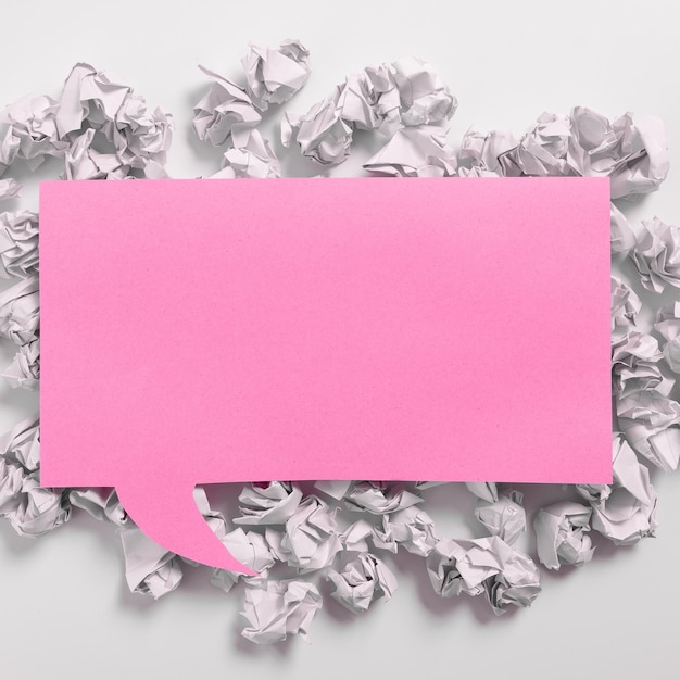Wichtige Nachrichten auf einer klebrigen rosa Notiz auf dem Schreibtisch mit Papierhüllen. Wichtige Informationen auf Memos auf dem Tisch. Weißer Tisch. Brandneue Informationen