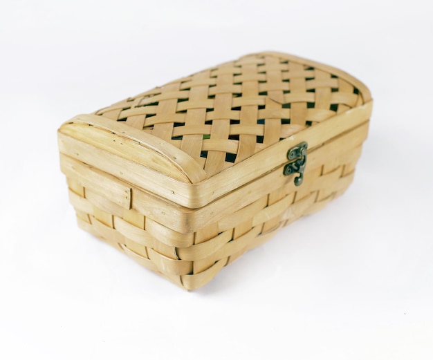 Foto wicker boxisolated auf einem weißen hintergrund