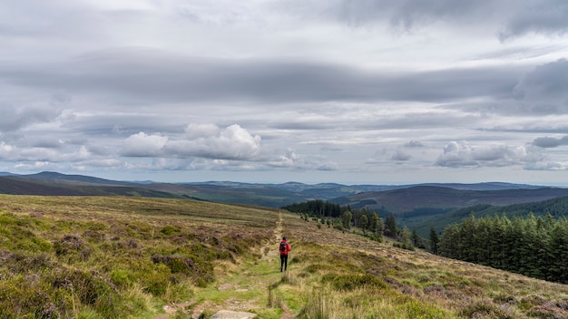 Wicklow Way Landschaft, Glendalough Tal, mit einem Mädchen im Weg.