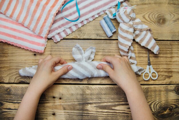 Wie erstelle ich einen Osterhasen Materialien für Spielzeug Handtuch Schere Faden DIY-Konzept Schritt-für-Schritt-Fotoanleitung Schritt 3 Falten Sie das Handtuch zu einem dünnen Streifen