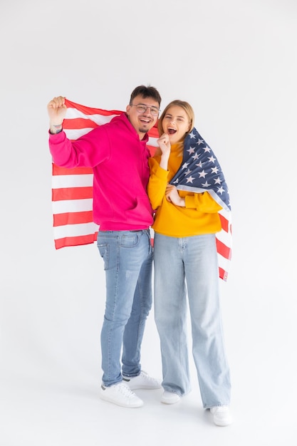 Wie feiern Amerikaner den Unabhängigkeitstag Mann und Frau mit USA-Flagge Patriotische Familie