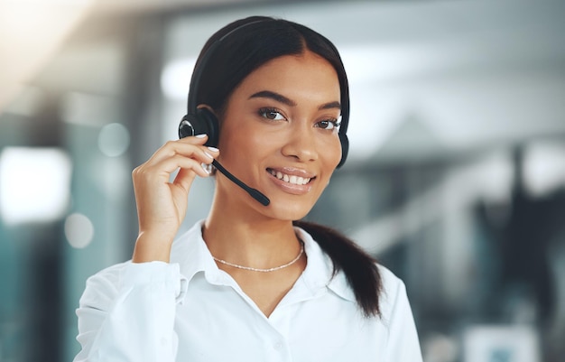 Wie kann ich Ihnen heute behilflich sein Aufnahme einer jungen Call-Center-Agentin, die allein in ihrem Büro steht