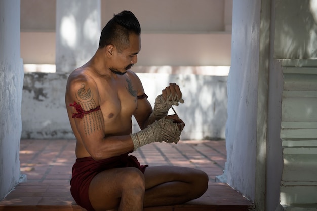 Wie man ein Seil zur Hand bindet Vom alten Boxen Ayutthaya Thailand