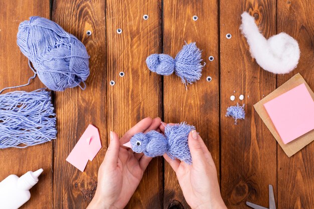 Wie man einen niedlichen Fadenvogel zur Dekoration herstellt. Kunstprojekt für Kinder. DIY-Konzept. Die Zeiger bestehen aus blauen Fäden einer blauen Taube. Schritt-für-Schritt-Fotoanleitung.