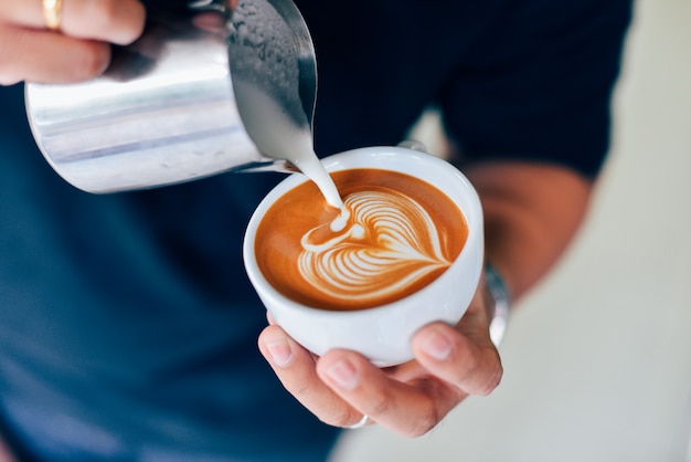 wie man Kaffee Latte Kunst macht