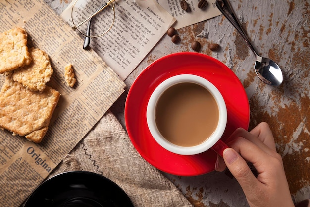 Wie man Kaffee zubereitet Hochwertiges Foto der Kaffeezubereitung und Kaffee im Vintage-Stil