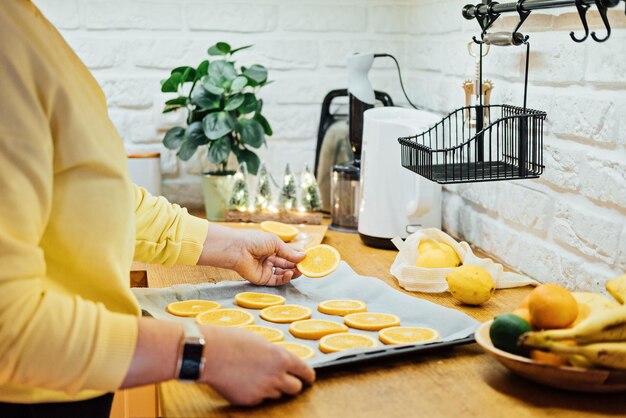 Wie man Orangenscheiben für die Feiertagsdekoration trocknet Prozess des Trocknens von Orangenscheiben im Ofen Frauenschneiden