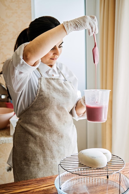 Wie man Spiegelglasur-Rezept-Mousse-Kuchen macht Spiegelglasur-Kuchen Prozess der Herstellung von Herzform-Mousse