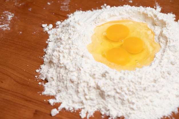 Wie man Teig mit Eiern und Mehl zubereitet