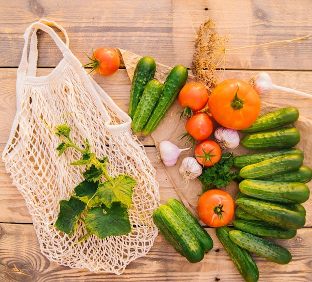 Wiederverwendbare Einkaufstasche aus recycelten Materialien auf einem Holztisch zwischen frischem Gemüse Kein Plastik Umweltfreundlicher Lebensstil