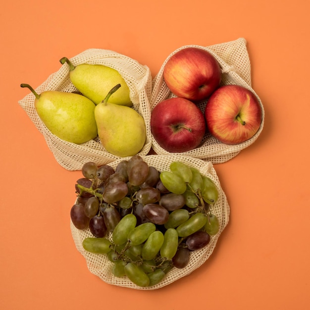 Wiederverwendbare Einkaufstüten mit Früchten Wiederverwendbare Verpackungen für Obst und Gemüse Zero Waste Concept