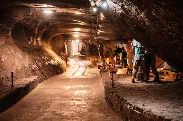 Foto wieliczka polen 24. oktober 2021 st. kinga-kapelle im salzbergwerk wieliczka bei krakau eröffnet im 13. jahrhundert produzierte die mine tafelsalz unterirdischer korridor im salzbergwerk wieliczka lärm hinzufügen