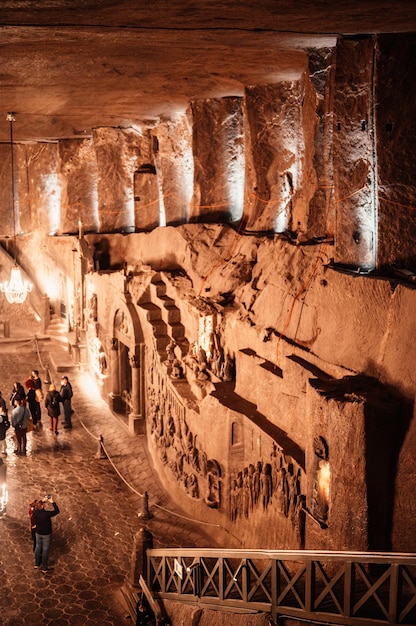 Wieliczka Polonia 24 de octubre de 2021 Capilla de San Kinga en la mina de sal de Wieliczka cerca de Cracovia Inaugurada en el siglo XIII la mina producía sal de mesa Corredor subterráneo en la mina de sal de Wieliczka Añadir ruido