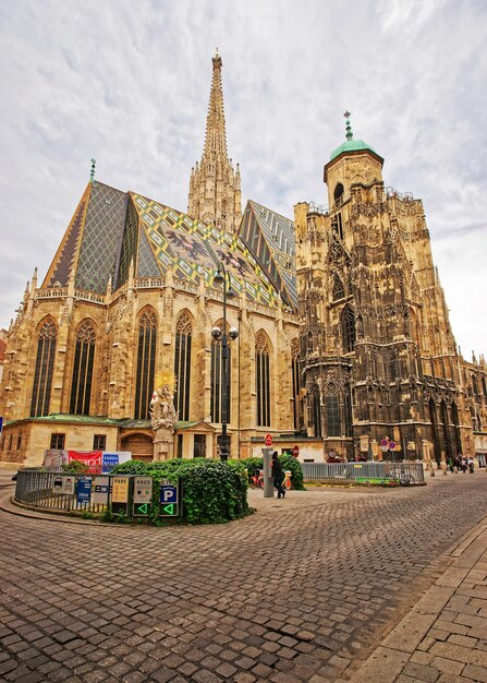 Foto wien, österreich - 21. august 2012: stephansdom und menschen am stephansplatz in wien, österreich