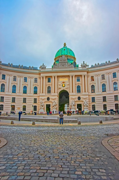 Wien, Österreich - 8. Januar 2014: Touristen im St. Michael Flügel der Hofburg in Wien, Österreich, Europa.