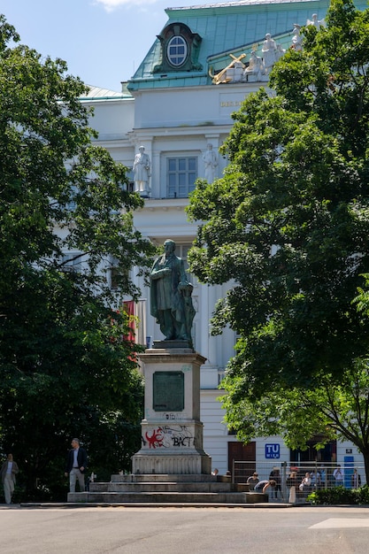 WIEN, ÖSTERREICH, 13. JUNI 2023 Denkmal für den österreichischen Ingenieur Joseph Ressel am Eingang zum Hauptgebäude der Technischen Universität Wien am Karlsplatz