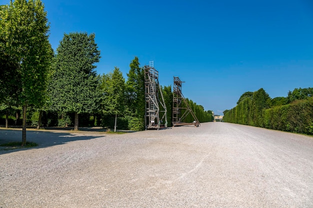 Wien Österreich 18. Juni 2023 Bauarbeiten zum Beschneiden von Bäumen und Sträuchern im Sommerpark Schönbrunn im Kaiserpalast