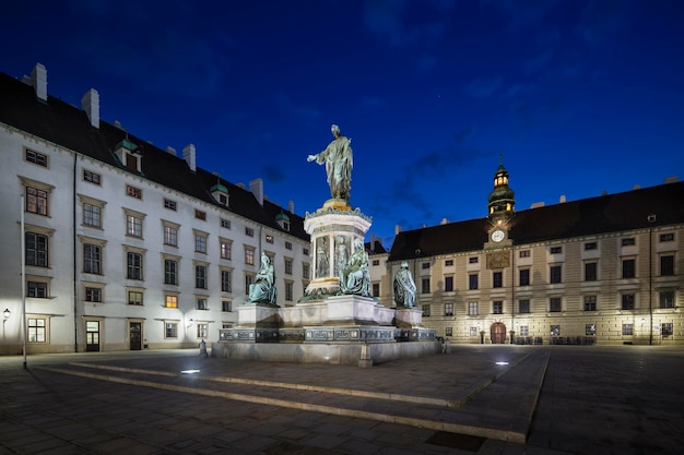 Wiener Hofburg und Kaiser Franz Statue bei Nacht Österreich