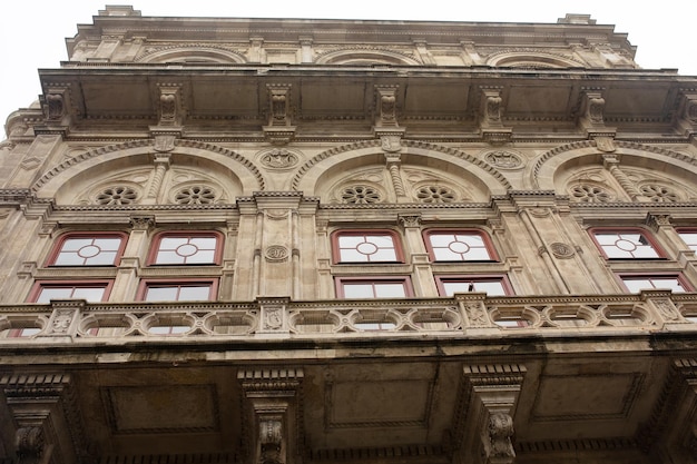 Wiener Opernhaus, Österreich. Das historische Opernhaus ist ein Wahrzeichen und Wahrzeichen der Stadt Wien