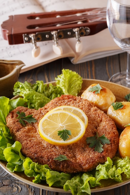 Wiener schnitzel com batata e salada