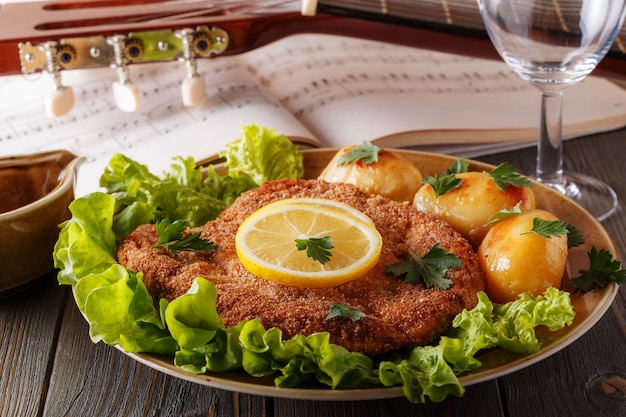 Wiener Schnitzel mit Kartoffeln und Salat