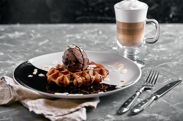 Wiener Waffeln mit Eis, Schokolade und Latte