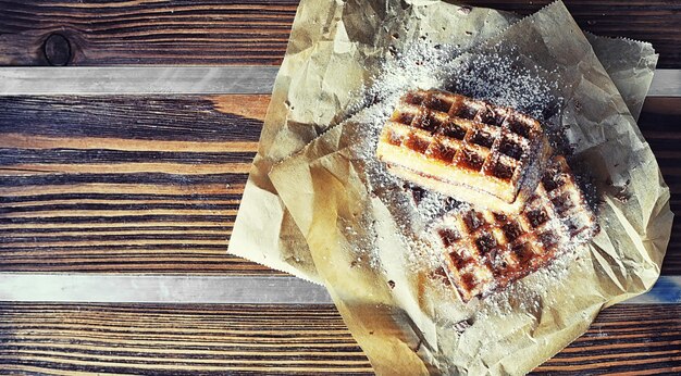 Foto wiener waffeln mit füllung. couchtisch. eine reihe duftender kekse zum frühstück für den urlaub.